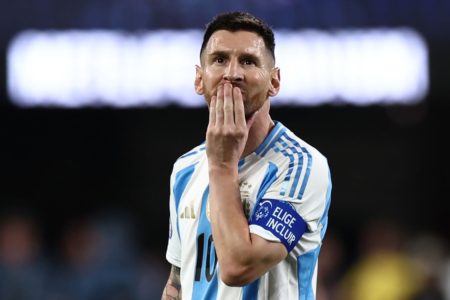 Imagem colorida de Lionel Messi com a mão na boca -Metrópoles