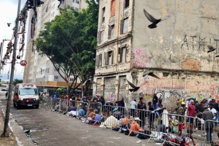 Imagem mostra fluxo de usuários de drogas da Cracolândia retiido por grades - Metrópoles