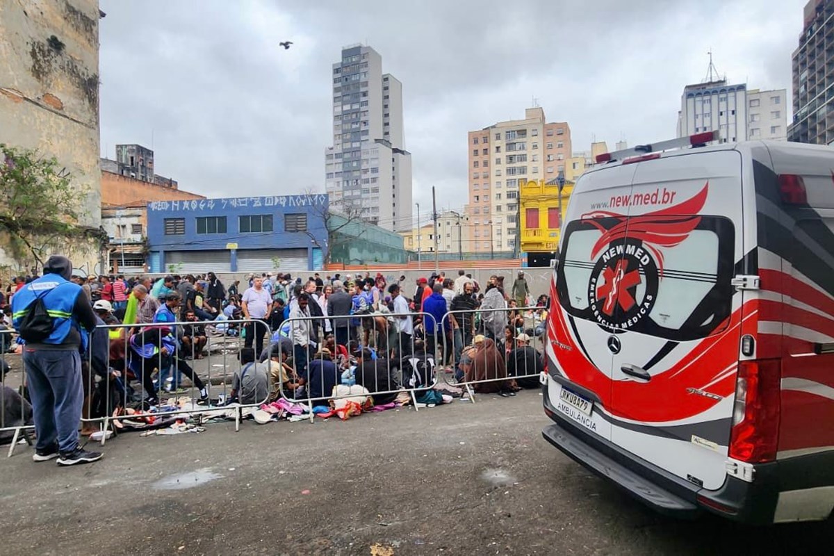 PCC Imagem mostra fluxo de usuários de drogas da Cracolândia retiido por grades - Metrópoles