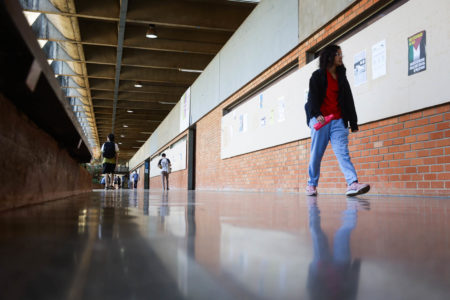 Foto colorida mostra corredor da Universidade de Brasília (UnB) - Metrópoles