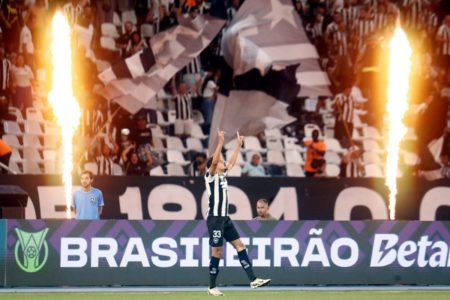 Imagem colorida de Eduardo, do Botafogo, comemorando gol- Metrópoles