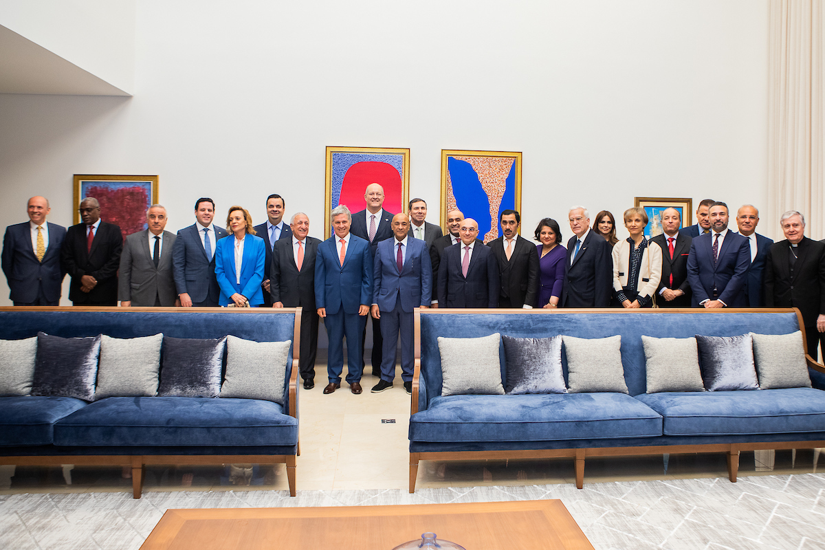Autoridades e embaixadores reunidos para o jantar de boas-vindas para o secretário-geral do Conselho de Cooperação do Golfo, Jasem Mohammed Al Budaiwi