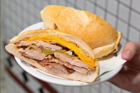 O tradicional sanduíche de pernil do Bar Estadão, no centro de SP - Metrópoles