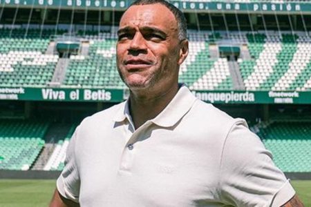 Denilson é clicado dentro de campo - Metrópoles