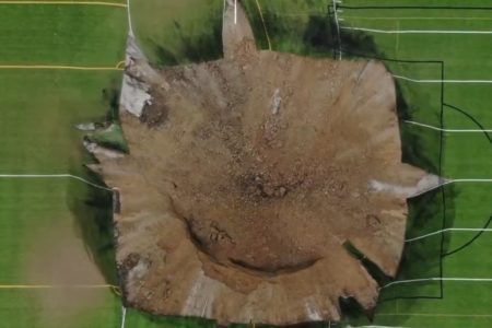 Cratera abriu no meio do campo de futebol - rascunho