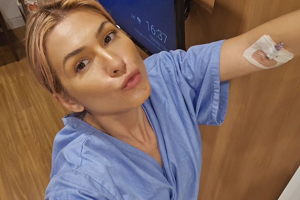 Lívia Andrade posa para selfie dentro do hospital - Metrópoles