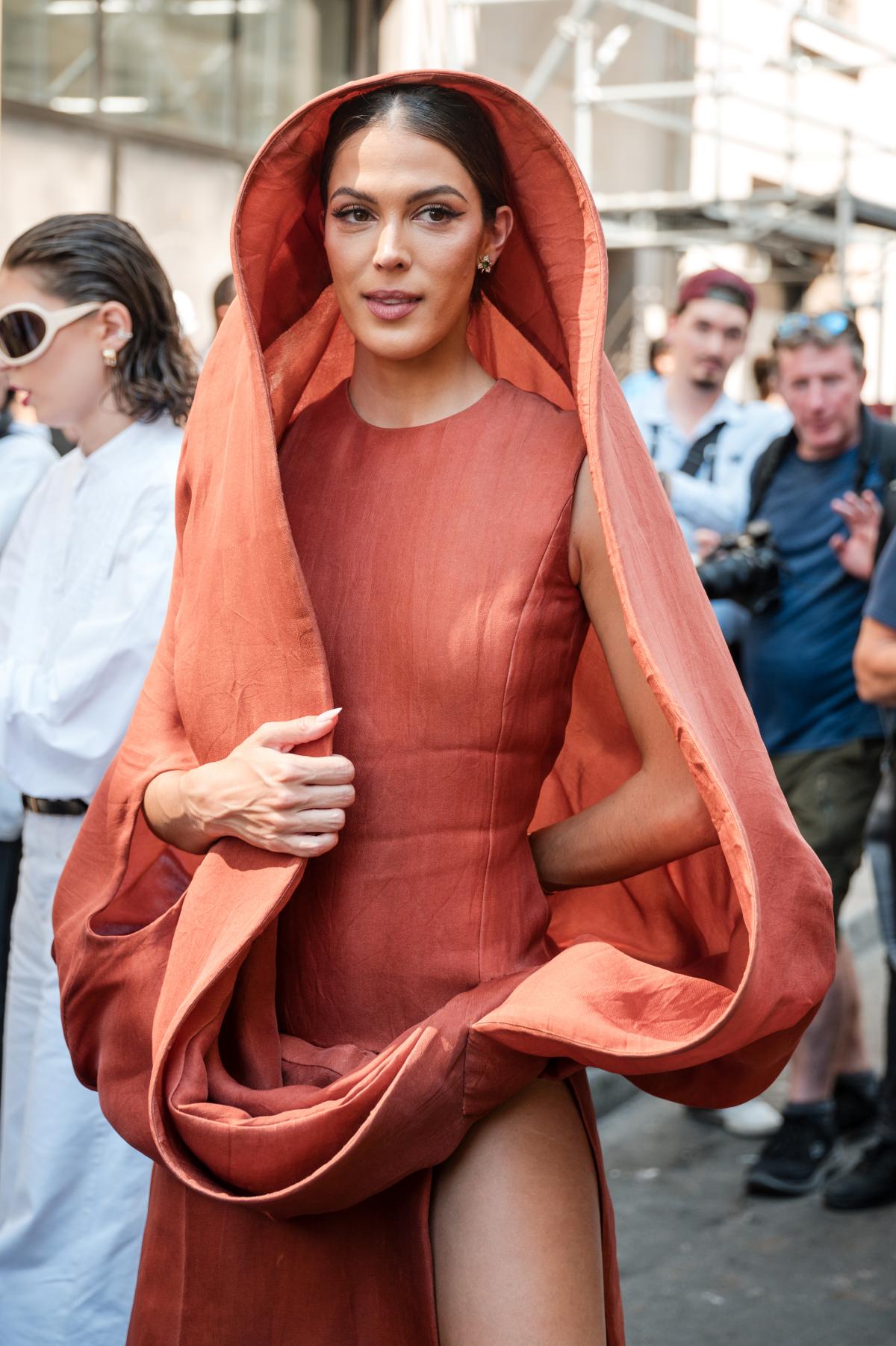 Na imagem com cor, mulher andando em Paris durante a semana de alta costura - metrópoles