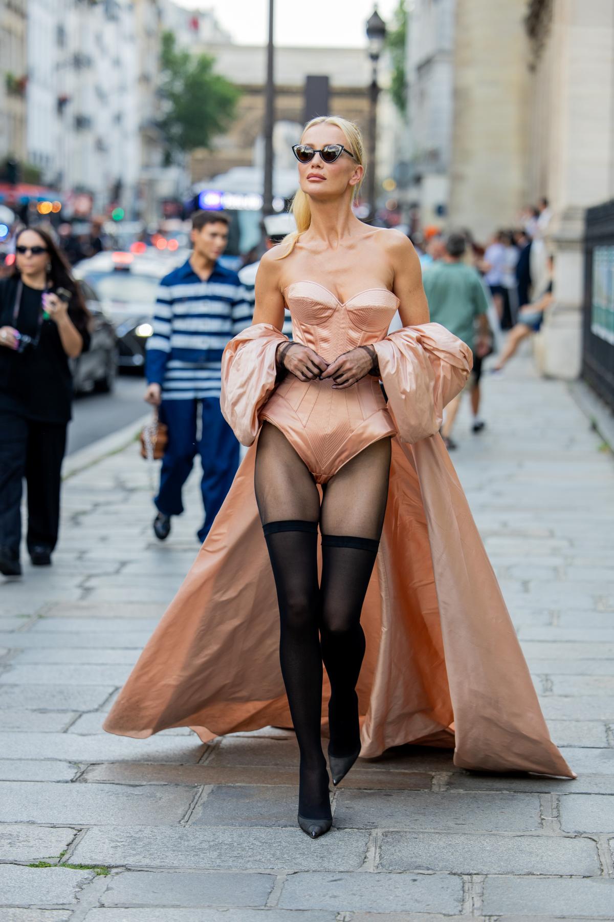 Na imagem com cor, mulher andando em Paris durante a semana de alta costura - metrópoles