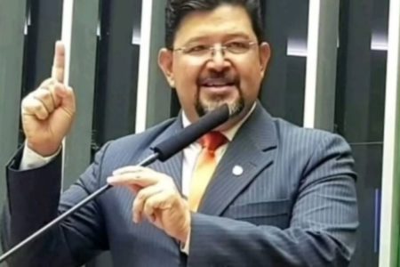 Imagem mostra homem de terno e gravata - Metrópoles