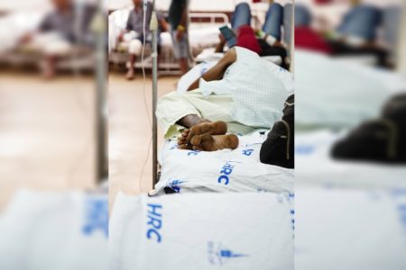 Imagem colorida de inspeção realizada por deputados em hospital do DF