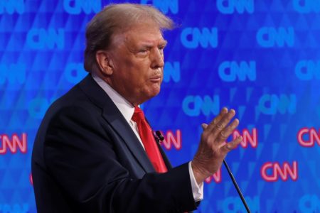 Imagem colorida do debate entre o presidente Joe Biden e o ex-presidente Donald Trump - Metrópoles