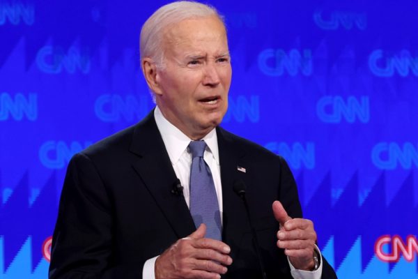 Imagem colorida do debate entre o presidente Joe Biden e o ex-presidente Donald Trump - Metrópoles