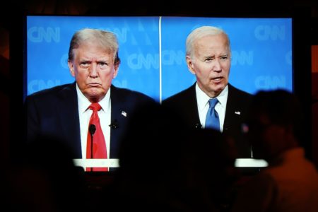 Imagem colorida do debate entre o presidente Joe Biden e o ex-presidente Donald Trump - Metrópoles