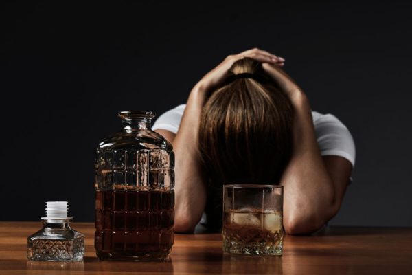 Imagem colorida de alcoolismo - Metrópoles