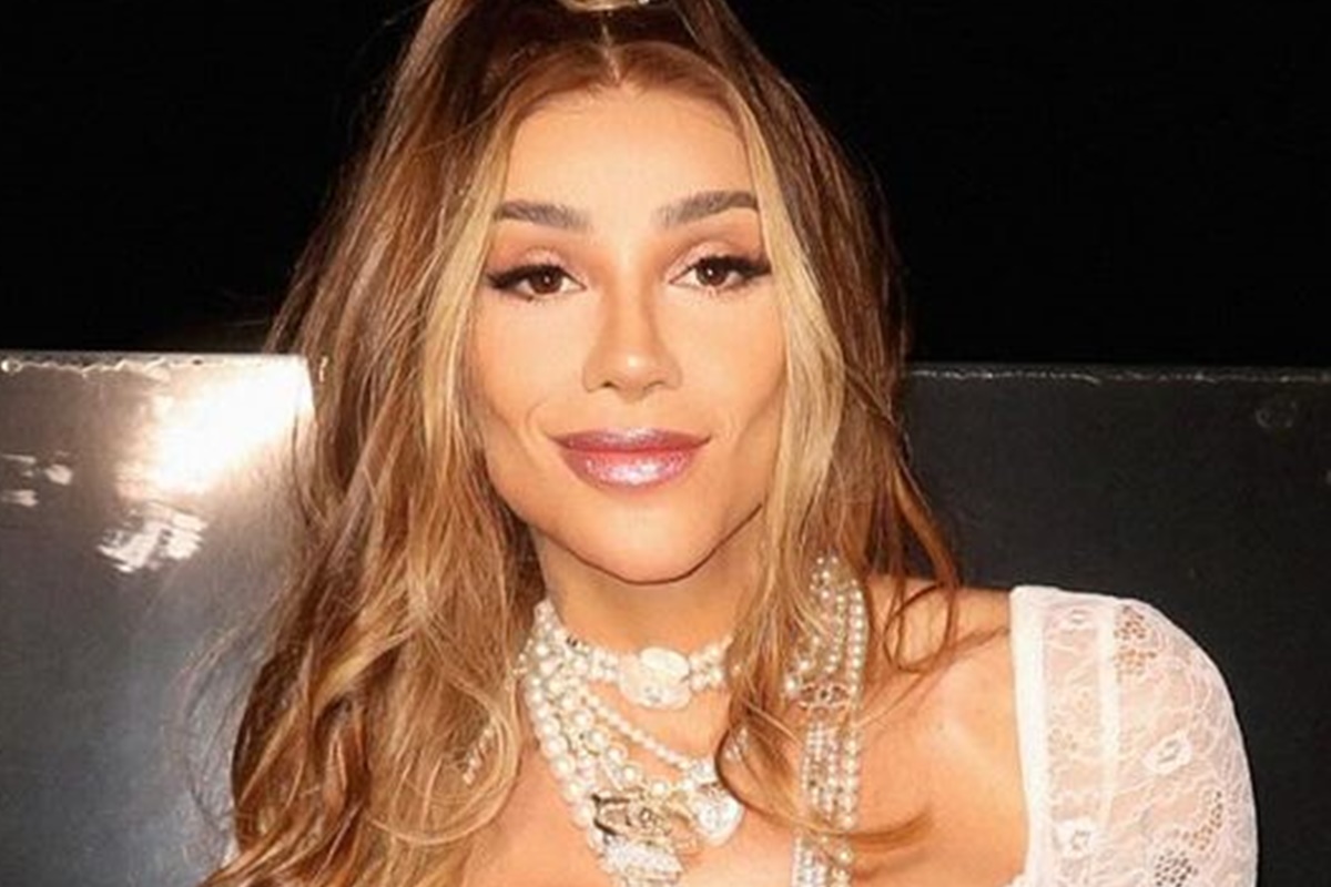 Maya Massafera posa com um meio sorriso e look branco - Metrópoles