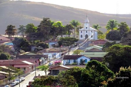 Imagem colorida da cidade de Serra da Saudade eleição - Metrópoles