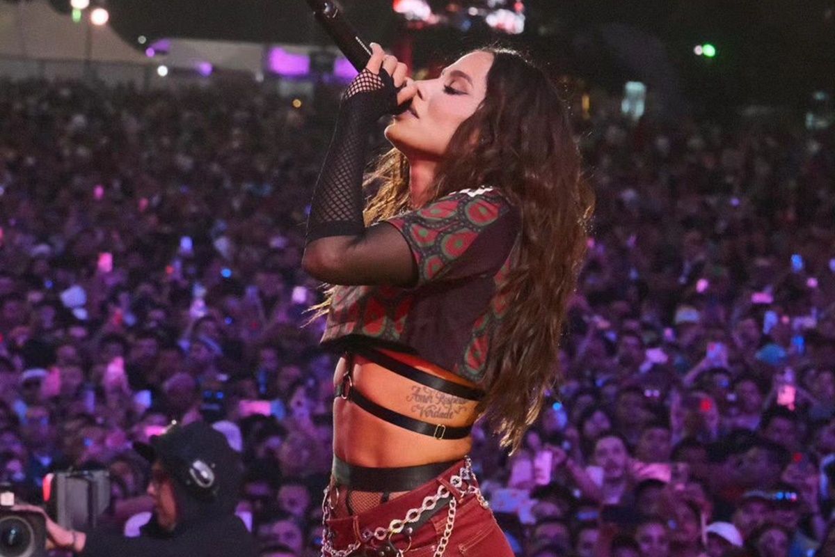 Anitta posa durante um show - Metrópoles