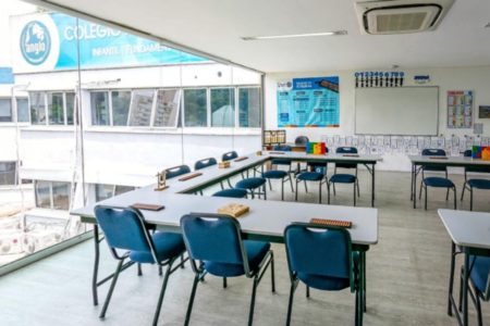 imagem colorida mostra carteiras em sala de aula de colégio - metrópoles