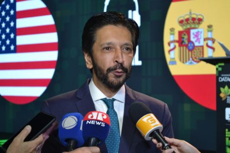 Imagem colorida mostra o prefeito de São Paulo, Ricardo Nunes, dando entrevistas - Metrópoles
