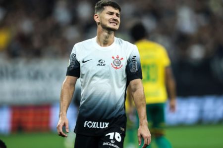 Imagem colorida de Hugo, do Corinthians, lamentando - Metrópoles