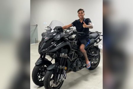 Imagem colorida mostra o influenciador Nino Abravanel em cima de uma moto - Metrópoles