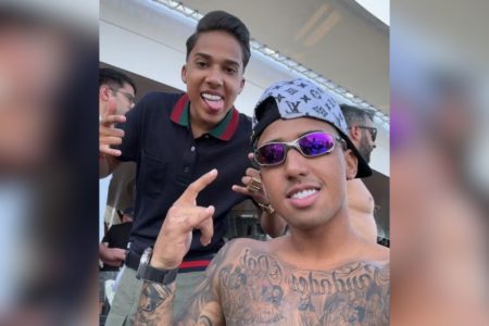 Imagem colorida mostra o influenciador Nino Abravanel e seu irmão - Metrópoles