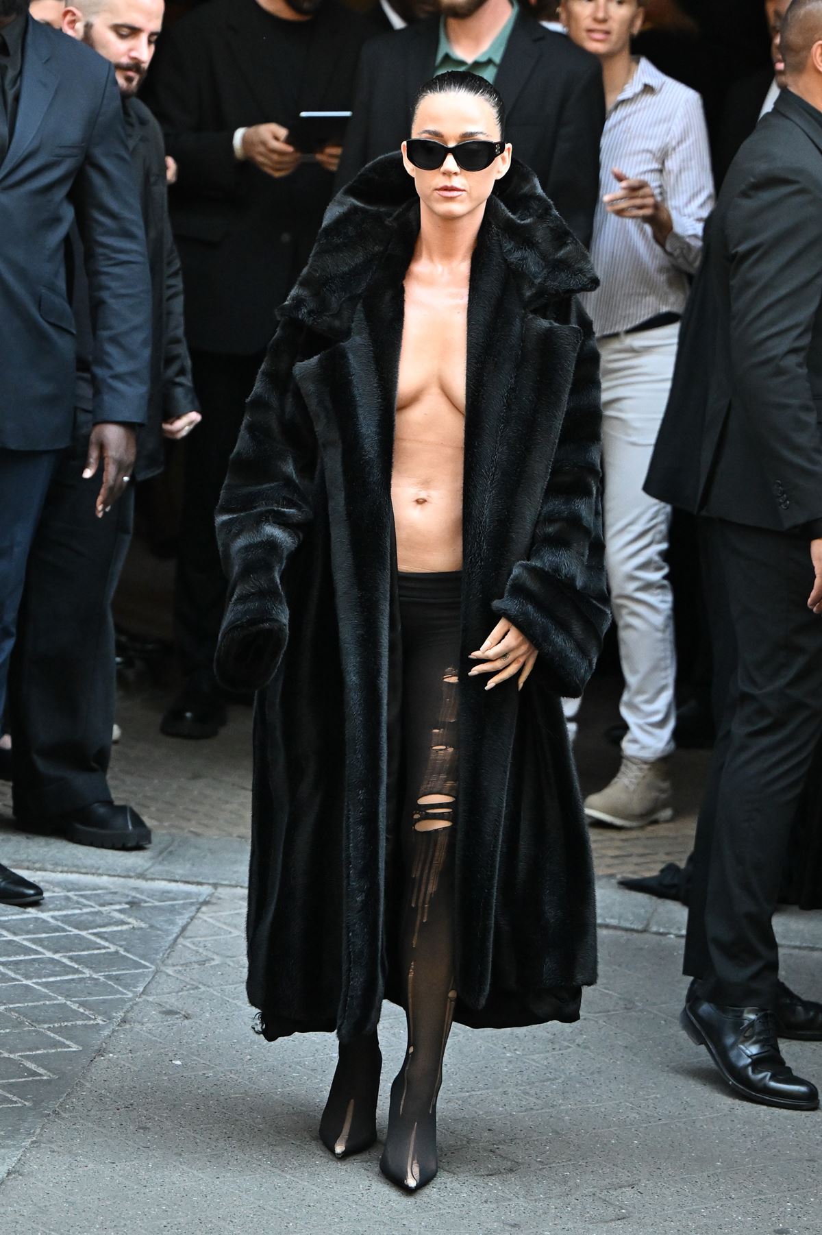 Katy Perry usando look preto - Metrópoles