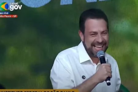 Imagem colorida mostra Guilherme Boulos ao lado de Lula em evento em SP - Metrópoles
