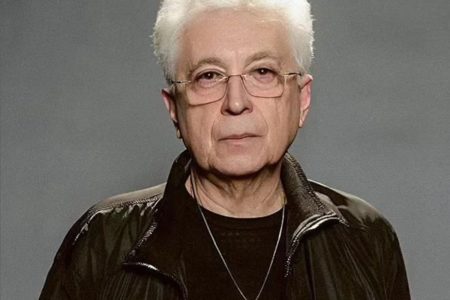 Aguinaldo Silva posa de look preto para a capa de seu livro - Metrópoles