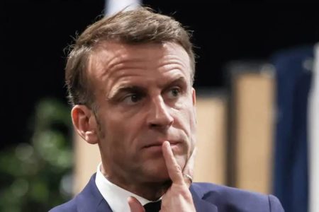 Imagem colorida de Emanuel Macron, presidente da França -- Metrópoles