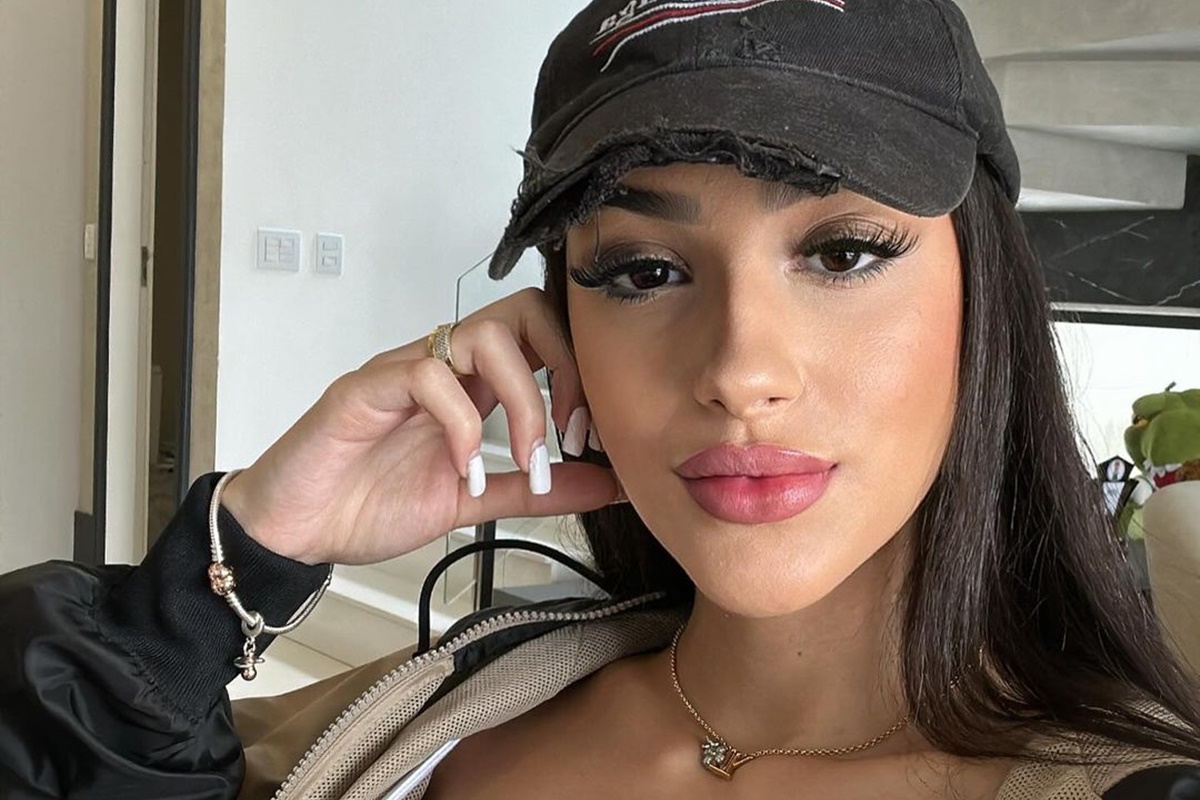 Bia Miranda posa de boné em casa - Metrópoles
