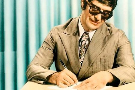 Imagem colorida de Chico Xavier psicografando uma carta - Metrópoles