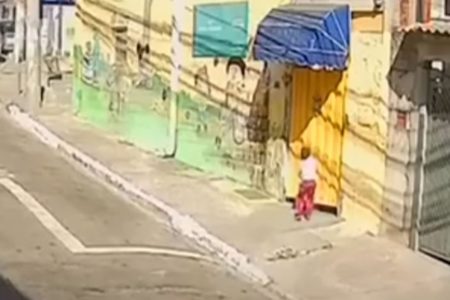Imagem mostra criança em calçada - Metrópoles