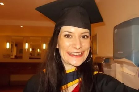 Mulher com beca de formatura - Metrópoles