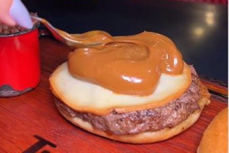 Imagem colorida de hambúrguer de doce de leite em Goiânia