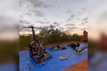 Imagem colorida de destroços de um helicóptero - Metrópoles