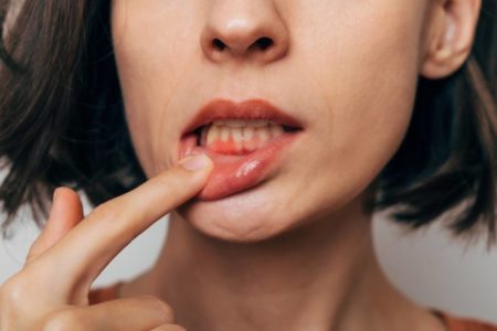 Foto de mulher com dedo no lábio inferior - Metrópoles