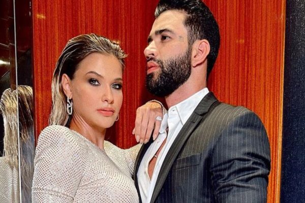 Gusttavo Lima e Andressa Suita posam juntos com roupa de gala - Metrópoles