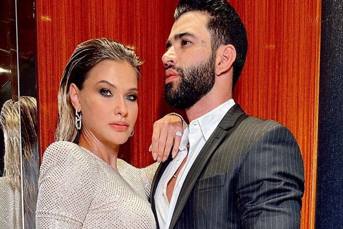 Gusttavo Lima e Andressa Suita posam juntos com roupa de gala - Metrópoles