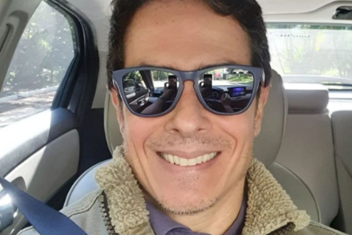 Ator Felipe Folgosi de óculos escuros