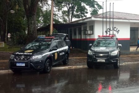 Imagem colorida de delegacia de Conchal com viaturas na frente; local investiga caso de mãe que teria vendido filha - Metrópoles