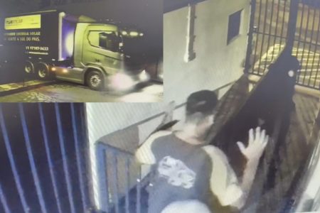 Reprodução de câmera com homem rendido, com as mãos para cima, sendo conduzido em corredor - Metrópoles