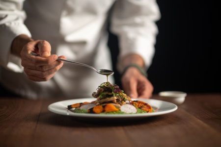 Foto colorida de um restaurante - Metrópoles