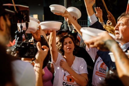 MTST promove marmitaço em frente à Câmara Municipal de SP - Metrópoles