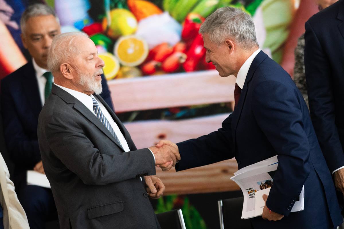 Imagem colorida do presidente Luiz Inácio Lula da Silva (PT) e cumprimentando o ministro Paulo Teixeira - Metrópoles