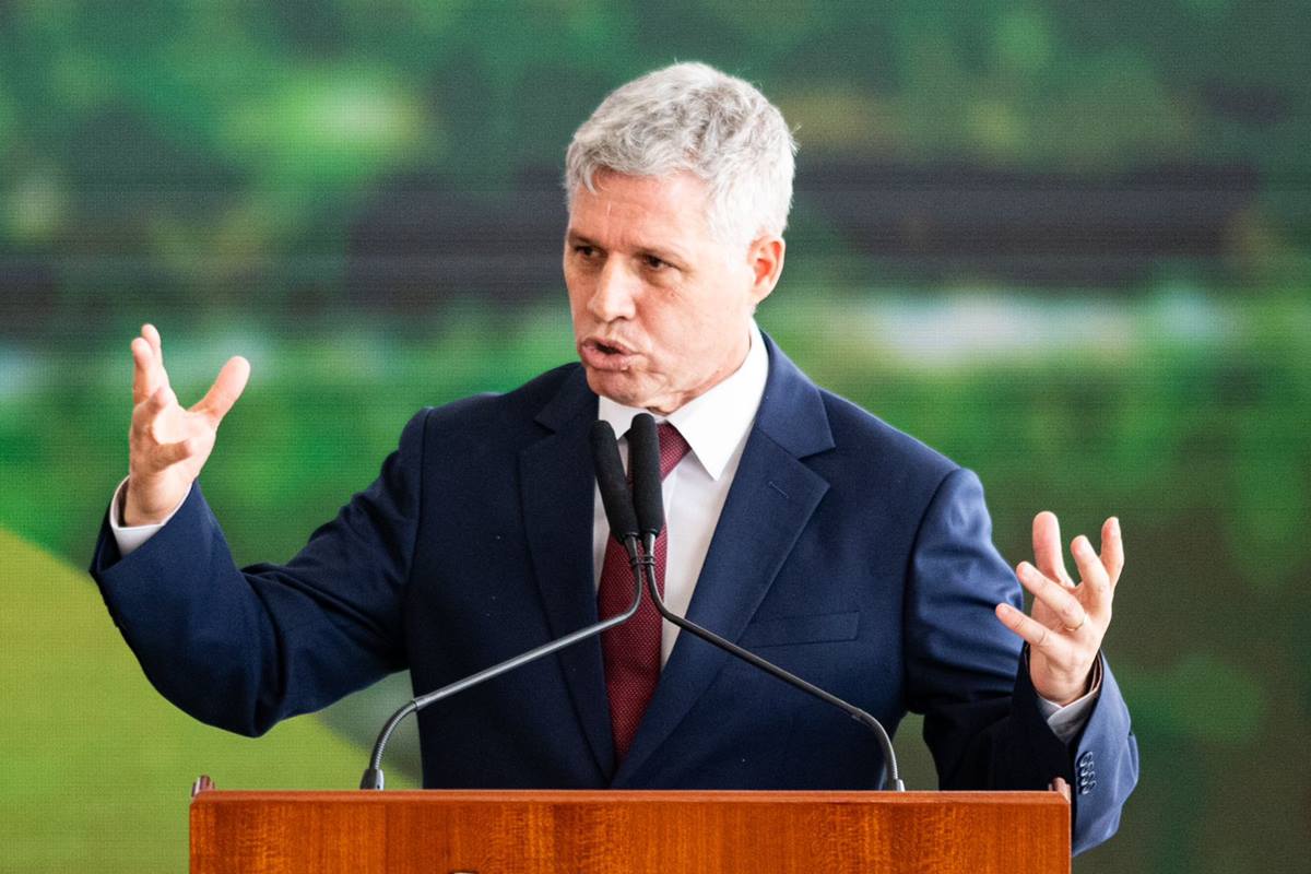 Imagem colorida do ministro do Desenvolvimento Agrário e Agricultura Familiar, Paulo Teixeira - Metrópoles