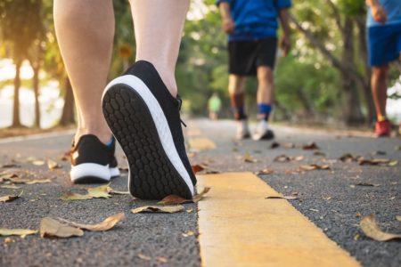 Homem faz caminhada no parque ao ar livre Pessoas exercem estilo de vida saudável caminhar