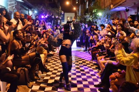 Fotografia colorida de uma festa na rua com pessoas dançando Festival Marco Zero