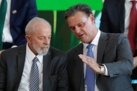 Lula e o ministro da Agricultura, Carlos Fávaro