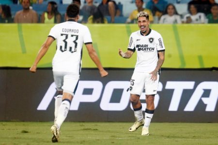 Imagem colorida de Cauê e Eduardo comemorando gol pelo Botafogo- Metrópoles